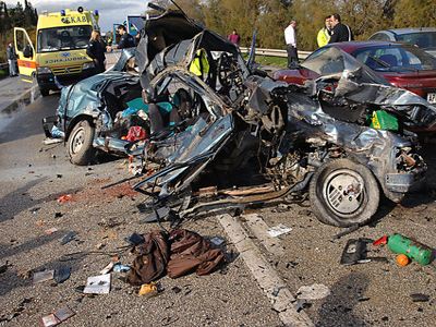 Χιλιάδες οι νεκροί στους δρόμους