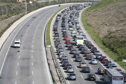 Τώρα-Ουρά 2 χλμ. στην Ελευσίνα