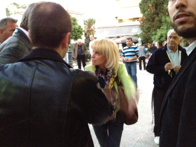 Την έβγαλαν έξω σηκωτή