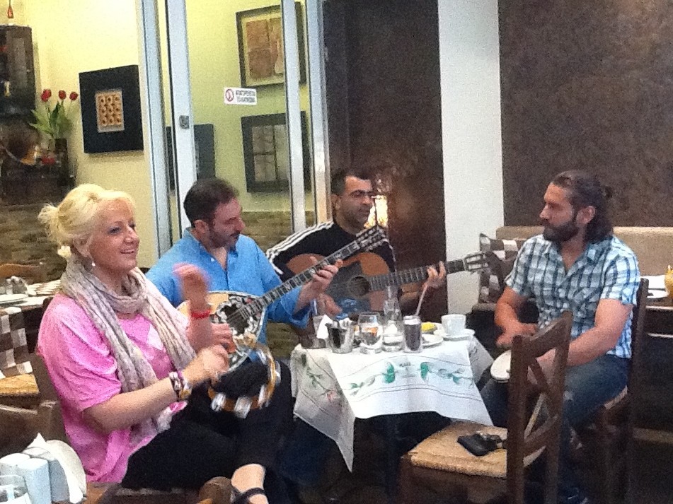 Πίνουν στην υγειά της Μέρκελ