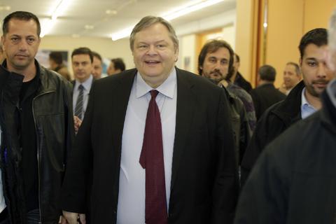 To παίρνει πάνω του