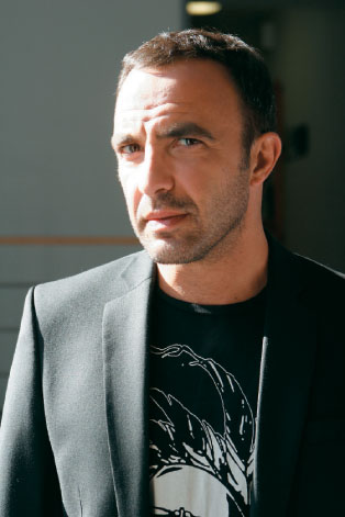 Με ποιά φωτογραφήθηκε ο Νίκος;