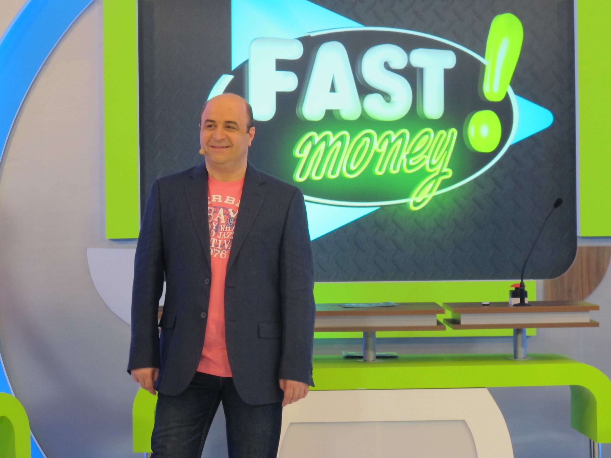 Ο Μάρκος μοιράζει χρήματα…