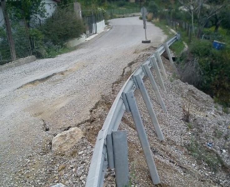 Ο δρόμος “έπεσε” στον γκρεμό