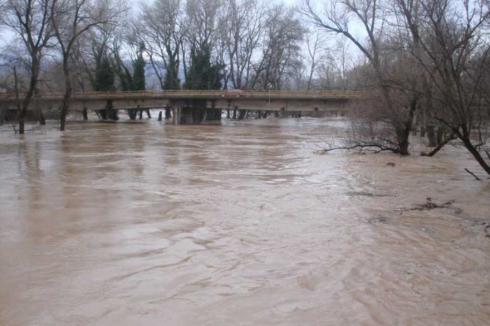 Ξεχείλισαν ποτάμια στα Τρίκαλα