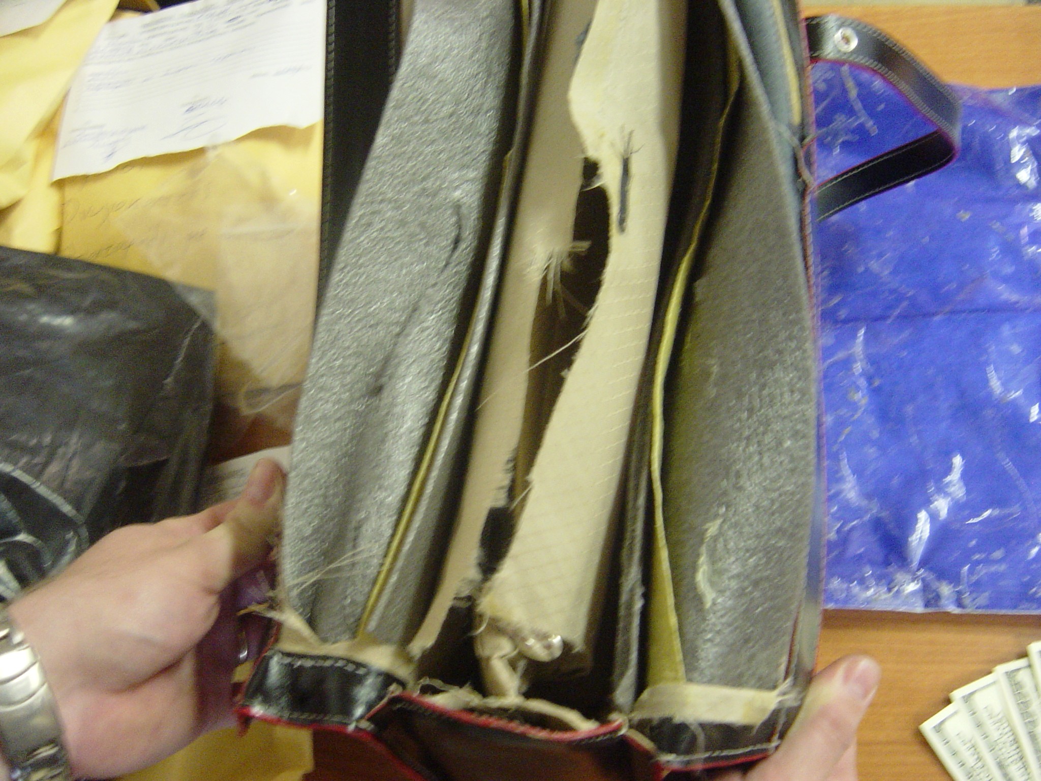 Η βαλίτσα έκρυβε μυστικά