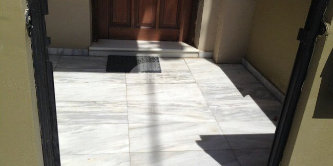 Του έκλεψαν την… εξώπορτα