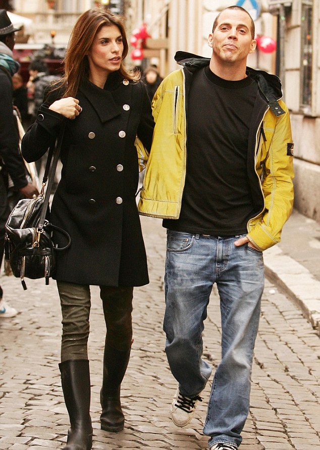 Στο ράφι και πάλι η Canalis!