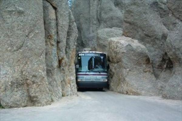 Λεωφορείο σφήνωσε στα βράχια