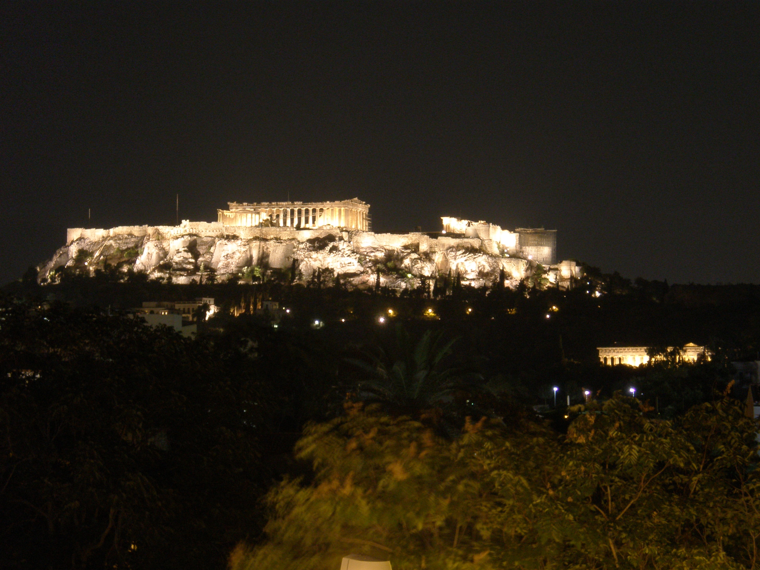 Τώρα – Απειλεί να πέσει από την Ακρόπολη