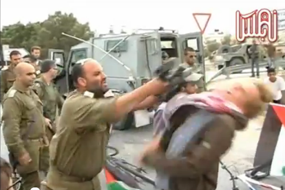 Επίθεση στρατιωτικού σε ακτιβιστή