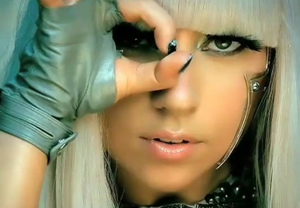 Μόνη η Lady Gaga