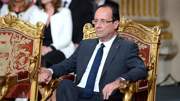 Κόβει μισθούς υπουργών