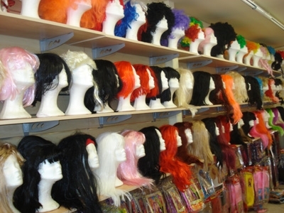 Πήγε με περούκα…αλλά δεν έπεισε