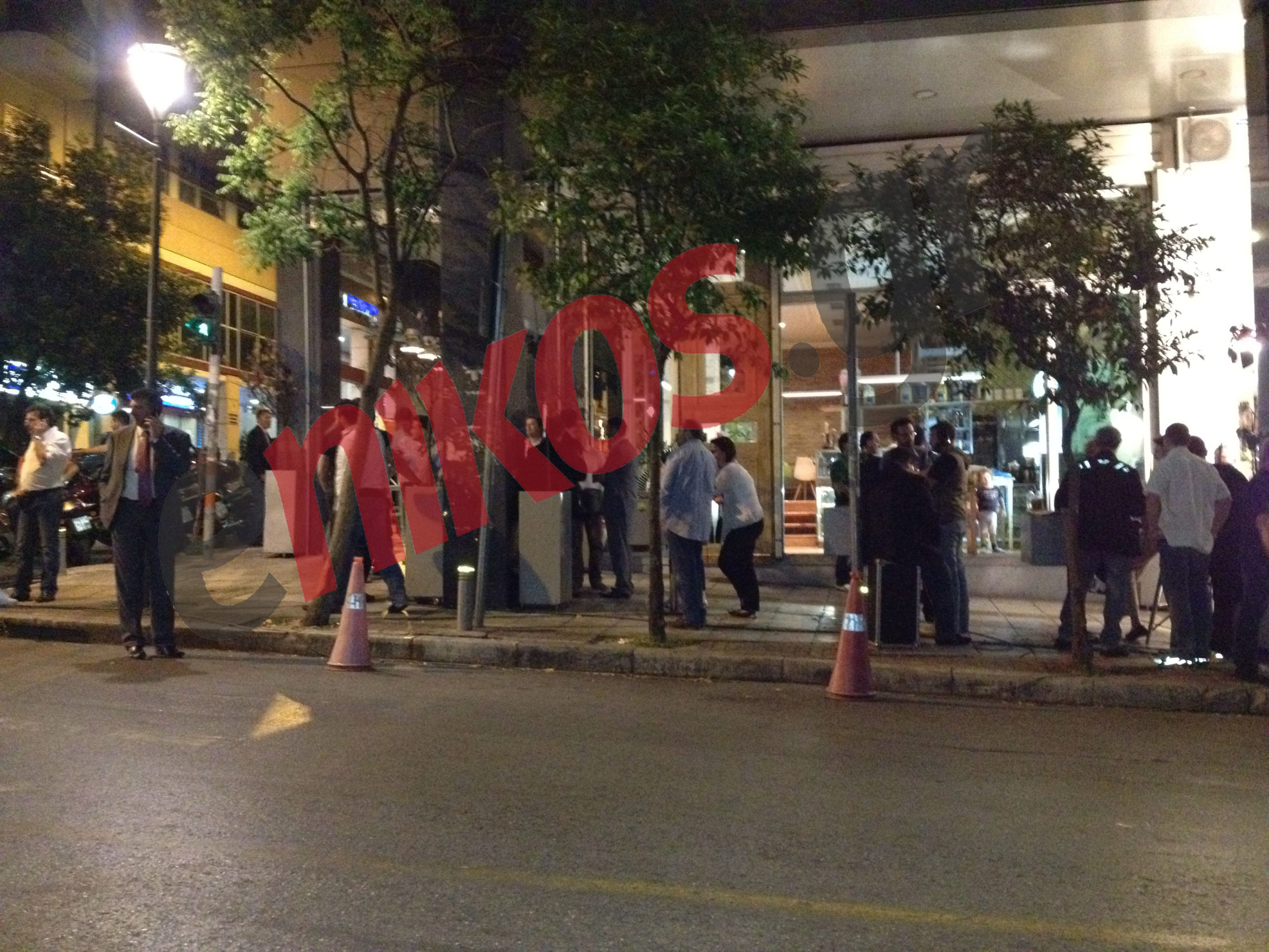 Τώρα- Έξω από την Ιπποκράτους