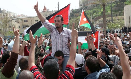 Διαδηλώνουν κατά της ακρίβειας