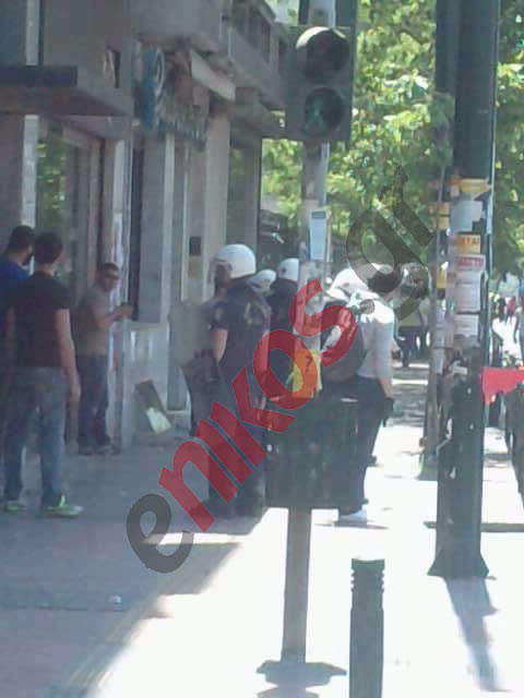 Τώρα -Συνεχίζεται ο πετροπόλεμος στην ΑΣΟΕΕ