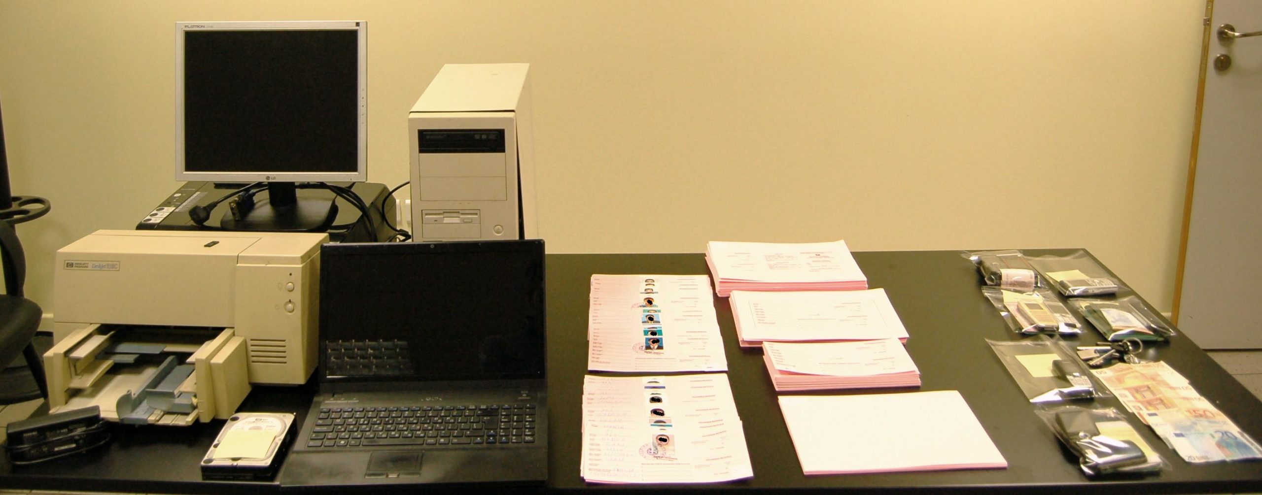 Βρήκαν εργαστήρι πλαστογραφίας