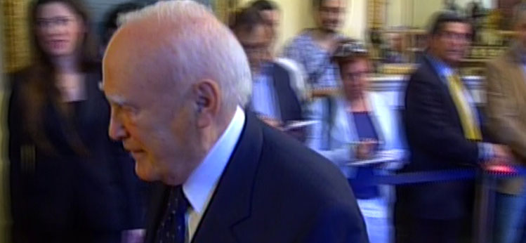 Τώρα -Στο Προεδρικό Μέγαρο έφθασε και ο Κάρολος Παπούλιας για τη συνάντηση