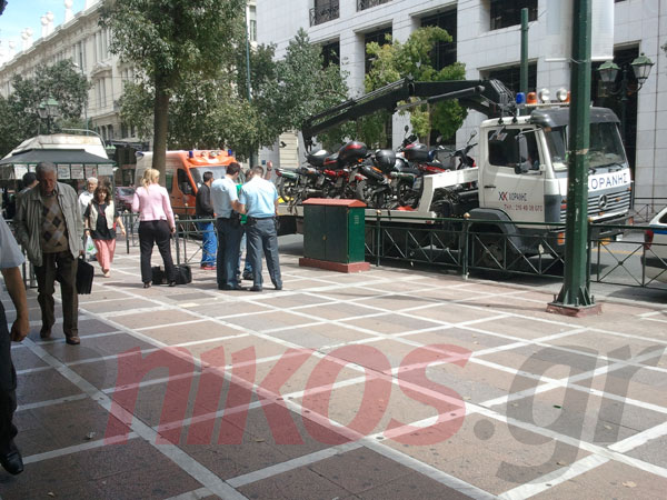 Τώρα -“Σηκώνουν” μηχανάκια στη Σταδίου