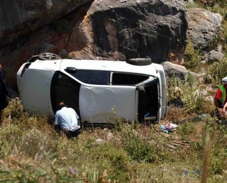 Έπεσε σε χαράδρα πέντε μέτρων