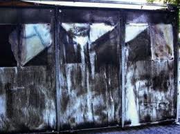 Κάηκαν εκλογικά περίπτερα