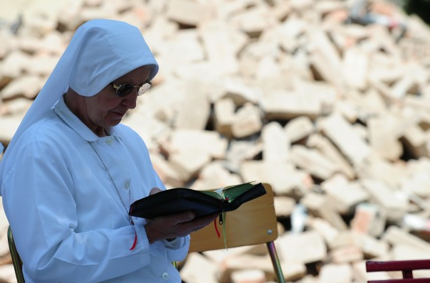 Οι Μοναχές στα ερείπια