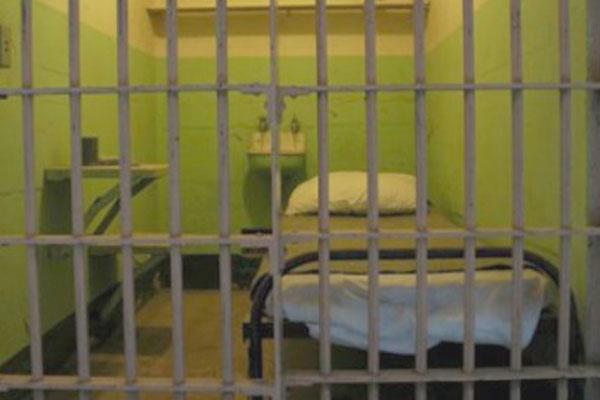 Κρεμάστηκε με τα κορδόνια του