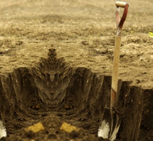 Έθαψε τον πατέρα του στον κήπο