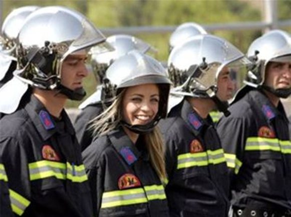Στα Προπύλαια οι πυροσβέστες