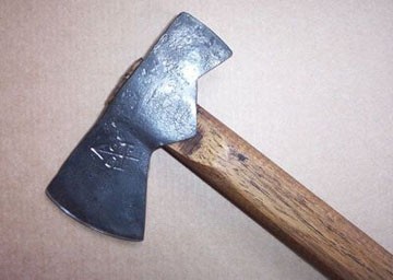 Μπούκαρε με τσεκούρι στην Εφορία