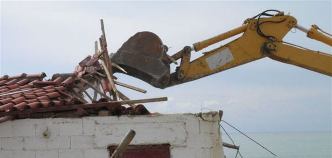 Δεν κατεδαφίζουν αυθαίρετα