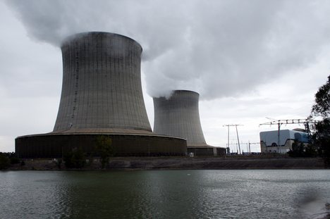 “Μπούκαρε” με αλεξίπτωτο