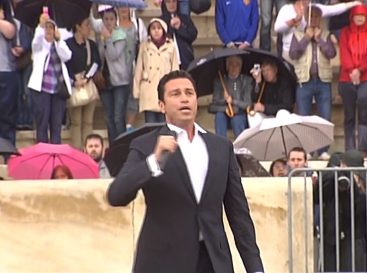 O Mάριος Φραγκούλης τραγούδησε τον Εθνικό Ύμνο