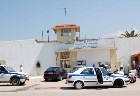 12 κρατούμενοι σε 20 τετραγωνικά