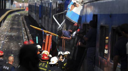 Τρένο εμβόλισε λεωφορείο