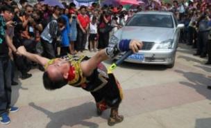 Τράβηξε αμάξι βάρους 1.6 τόνων