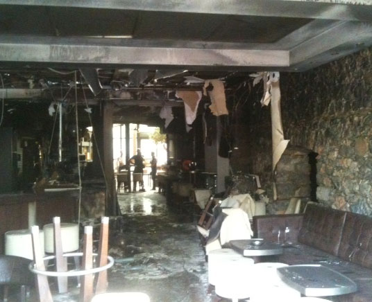 Καφετέρια τυλίχθηκε στις φλόγες