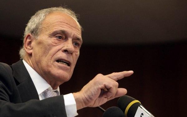 Επιτίθεται στον Σαμαρά