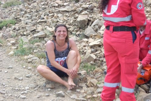 Έτρεξε ξυπόλητη σε χωματόδρομο