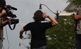 Πέταξαν τα μετάλλιά τους