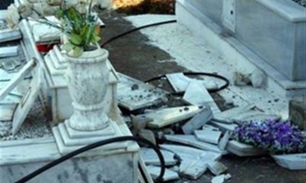 Ιερόσυλοι λεηλάτησαν νεκροταφείο