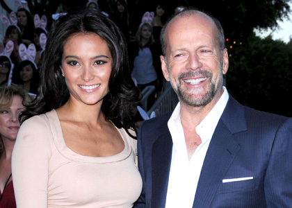 Ποζάρει με την κόρη του