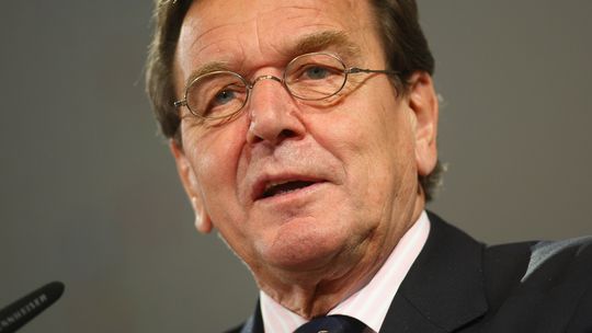 Σρέντερ: Η Μέρκελ κάνει λάθος