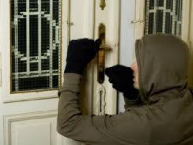 Tην κλείδωσε στην τουαλέτα