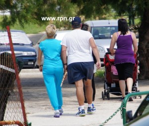 Ο Καραμανλής βγήκε βόλτα…