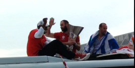 Έτσι υποδέχτηκαν τον “Θρύλο”