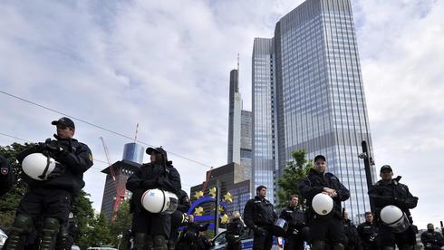 400 συλλήψεις για τη… λιτότητα