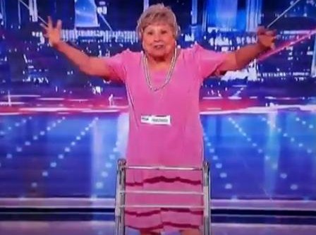 Γιαγιά ραπάρει και ξεσηκώνει!