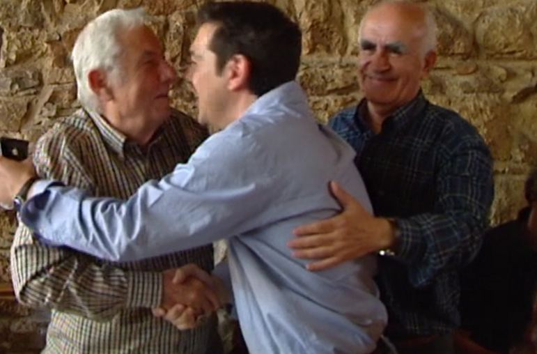 Χαμογελαστός με φίλους